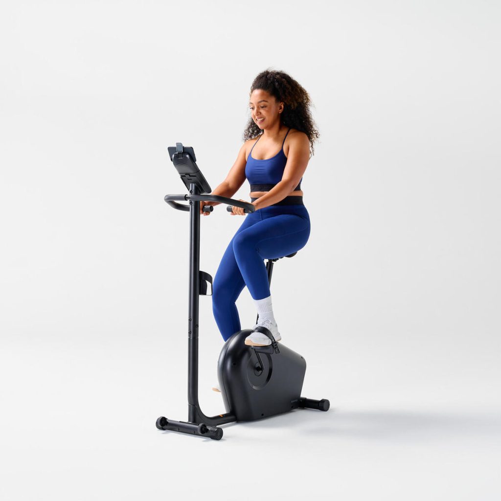 Test du vélo d'appartement EB140 B de Decathlon : résistance motorisée en action