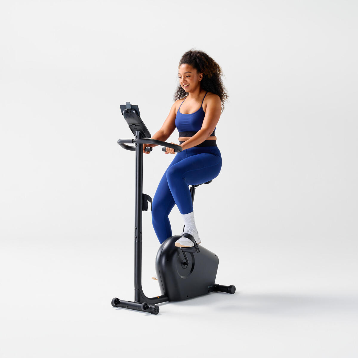 Test du vélo d'appartement EB140 B de Decathlon : résistance motorisée en action